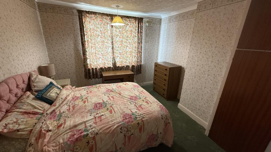 Lot: 74 - SEMI-DETACHED HOUSE WITH GARAGE IN NEED OF SOME REFURBISHMENT - Interior image of rear bedroom 2